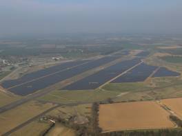 duża farma solarna w Coltishall